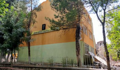 Orhan Dengiz Anadolu Lisesi de yıkılıyor.