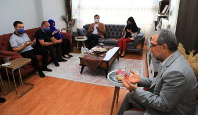 Uşak Valisi Funda Kocabıyık ve Uşak Belediye Başkanı Mehmet Çakın Kurban Bayramı dolayısıyla düzenledikleri program kapsamında şehit ve gazi ailelerini ziyaret etti.