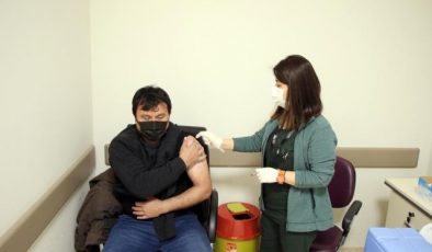 Yerli aşı Turkovac’ın Uşak Eğitim ve Araştırma Hastanesi’nde uygulanmasına başlandı.
