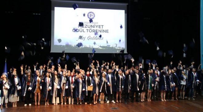 Uşak Üniversitesi mezunlarını meslek yaşamlarına coşkuyla uğurladı