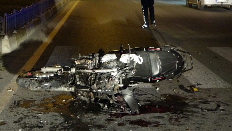 Motosikletin kamyonete çarptığı kazada 2 kişi öldü, kaza anı kamerada