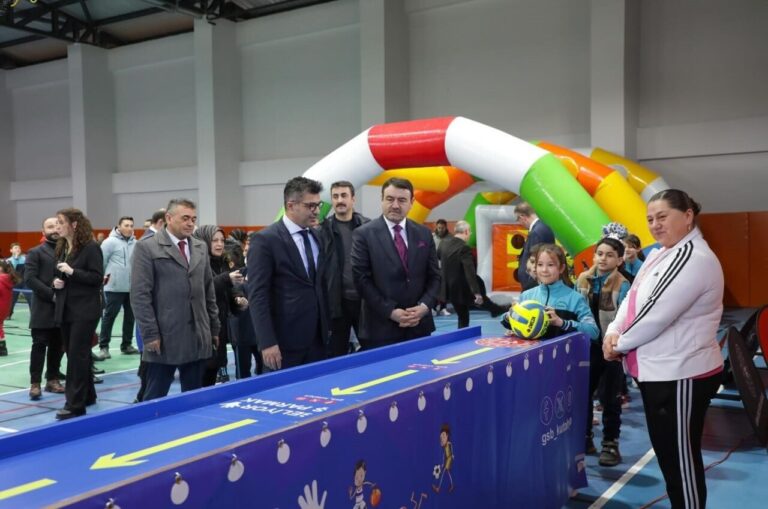 Kütahya’da Halil Akkaş Spor Kompleksi açıldı