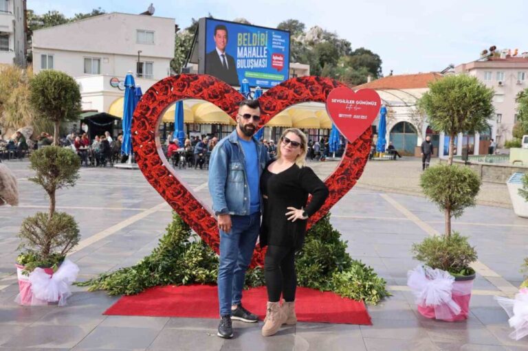 Marmaris’te Sevgililer Günü için özel fotoğraf panosu kuruldu
