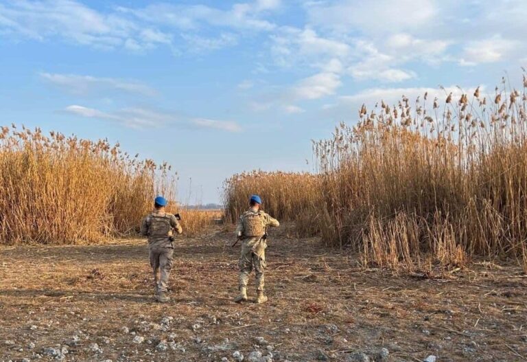 Jandarma Eber Gölü’nü havadan ve karadan koruyor
