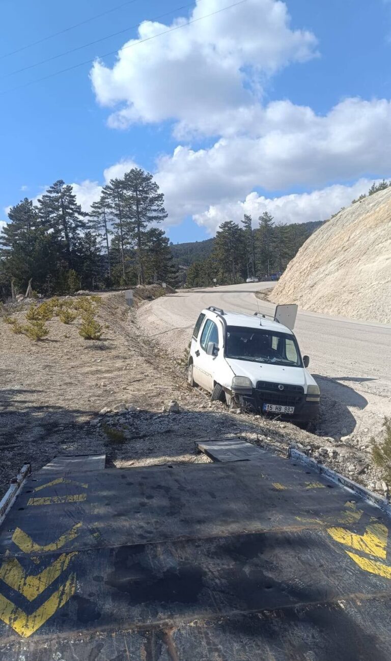 Virajı alamayan hafif ticari araç şarampole düştü:1 ölü, 1 yaralı