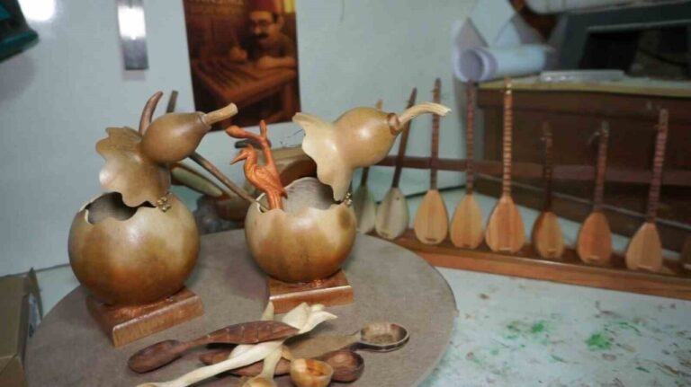 İki kalas bir hevesle başladı, minyatür sanatın ustasına dönüştü