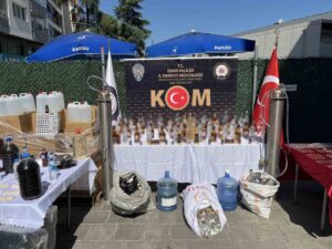 İzmir ve Yalova’da tonlarca sahte alkol ve tarihi eser ele geçirildi: 6 tutuklama