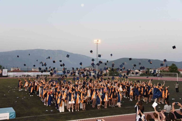 Sağlık Bilimleri Fakültesi’nde mezuniyet coşkusu