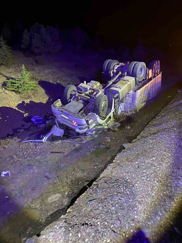 Şarkikaraağaç’ta devrilen tırın sürücüsü yaralandı