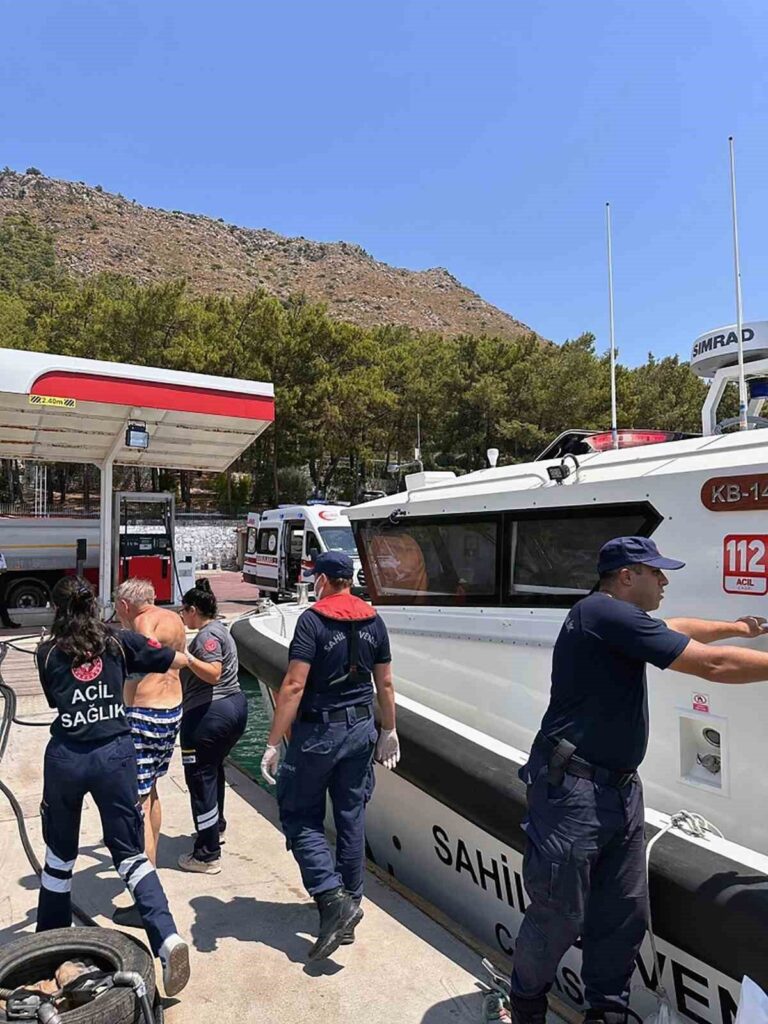 Gezi teknesinde rahatsızlanan vatandaşa tıbbi tahliye