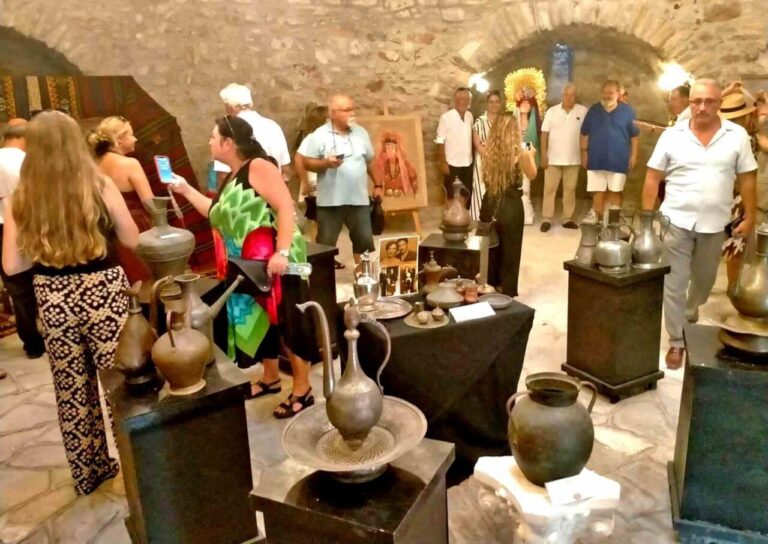 Osmanlı halk kıyafetleri ve yaşam kültürü Çeşme Kalesi’nde sergileniyor