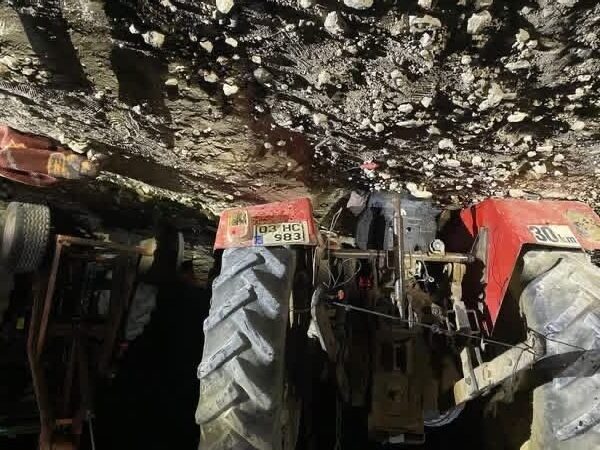 Devrilen traktörün altında kalan sürücü hayatını kaybetti