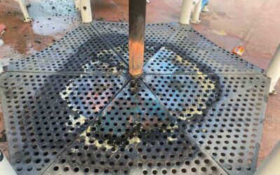 Parkta oynayan çocuklar oyuncağı ateşe verdi