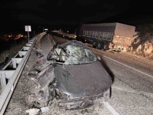 Tıra çarpan otomobilde 4 kişi yaralandı