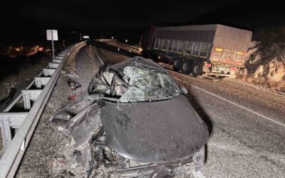 Tıra çarpan otomobilde 4 kişi yaralandı