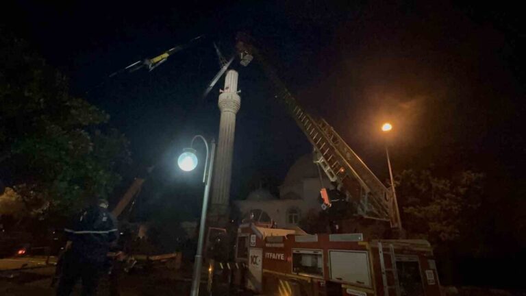 Fırtınada zarar gören minarede çalışma başlatıldı