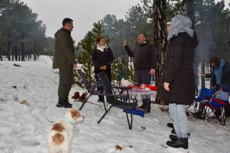 Köyceğiz Kaymakamı Kumcu, vatandaşların kar keyfine ortak oldu