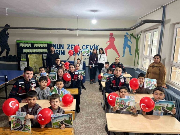 Salihli’de minik öğrenciler jandarmayı yakından tanıdı