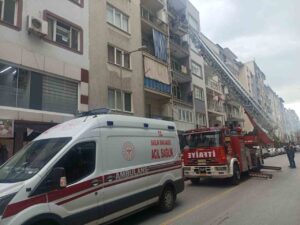 İtfaiyenin asansörlü merdivenine binmekten korkan genç, kırık ayağıyla merdivenlerden indi