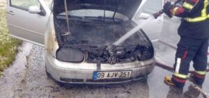 Seyir halindeki otomobil alev aldı