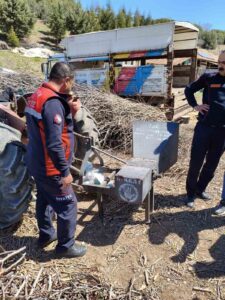 Traktörün şaftına ayağı sıkışan kadın yaralandı