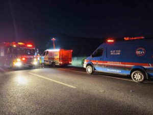 Bariyerlere çarpan yolcu otobüsü alev aldı: 3 ölü, 20 yaralı