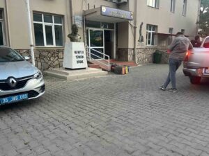 Bayındır’da yasa dışı horoz dövüşü operasyonu: 3 gözaltı