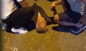 Çıkan kavgada başından yaralandı, kanlar içinde  yerde kaldı