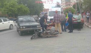 Gediz’de otomobil ile motosiklet çarpıştı, 2 kardeş yaralandı