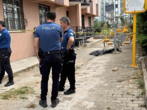 İzmir’de cam silerken 4. kattan düşen adam hayatını kaybetti
