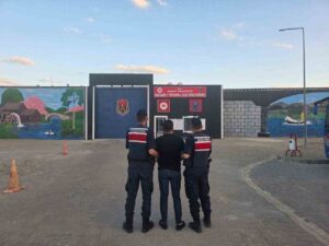 Jandarma çeşitli suçlardan aranan 43 kişiyi yakaladı