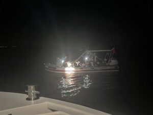 Karaburun açıklarında 17 göçmen kurtarıldı