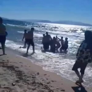 Kuşadası’nda iki kişi boğulma tehlikesi geçirdi