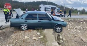 Kütahya Emet’te kavşakta iki araç çarpıştı: 3 yaralı