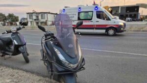 Motosiklet otomobile çarptı: 2 yaralı