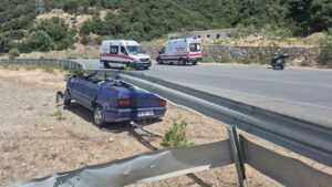 Otomobil çelik bariyerin altına girdi, sürücü kazayı hafif yaralı atlattı