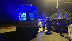 Tartıştığı babasını bıçakladı, ekipler tarafından gözaltına alındı