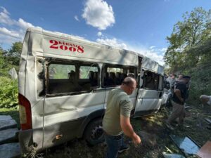 Burdur’da minibüs tarlaya uçtu: 8 yaralı