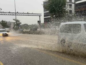 Denizli’de şiddetli yağış trafiği felç etti