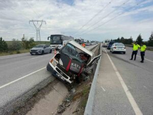 Kazada araçta sıkışan sürücünün imdadına vinç operatörü yetişti