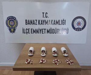 Uşak’ta polisten kaçan araçtan atılan poşette 197 adet sentetik ecza hapı ele geçirildi