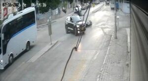 İzmir’de otomobilin motosiklete çarpıp kaçtığı kaza kameraya yansıdı